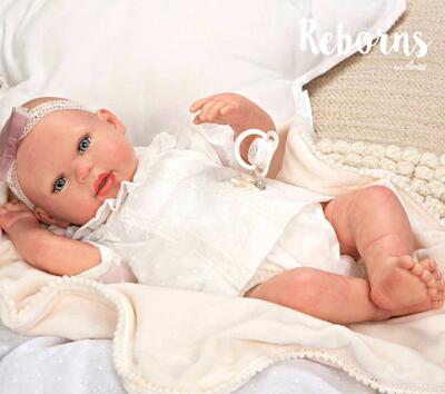 Boneca Arias Reborn 45 cm Delia com Manta e Cabelo Pintado 