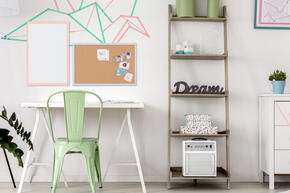 Quadro branco com moldura pastel - Salmão