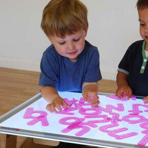 Letras do alfabeto na cor rosa